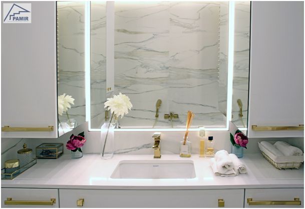 Efekt Max White – śnieżnobiała łazienka ze złotymi detalami
